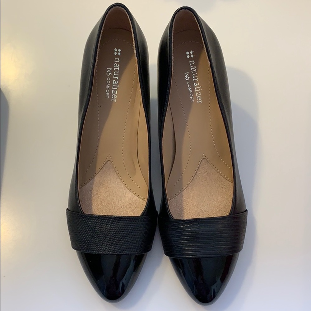 NEW Naturalizer Black heels with patent toes
